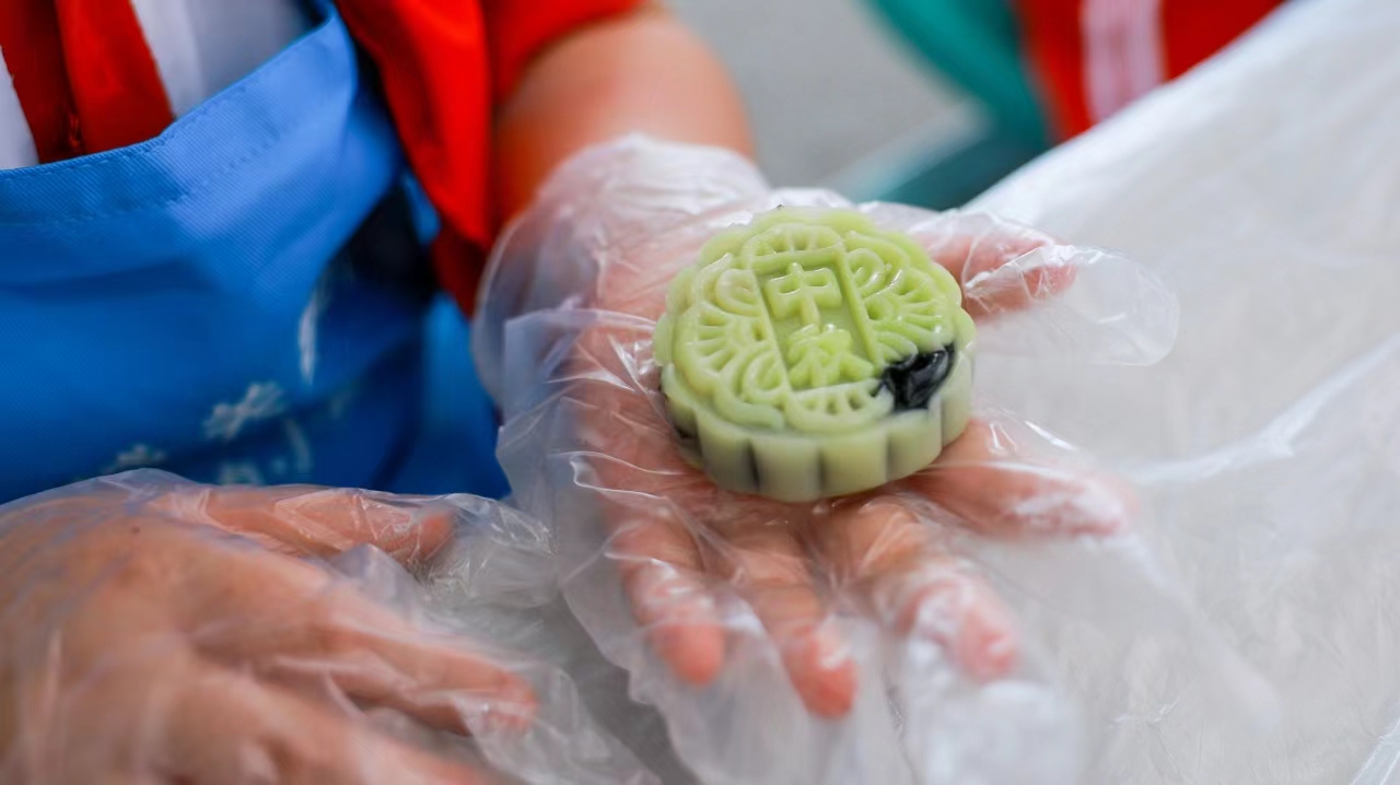 制作月饼活动。泾县城关四小供图