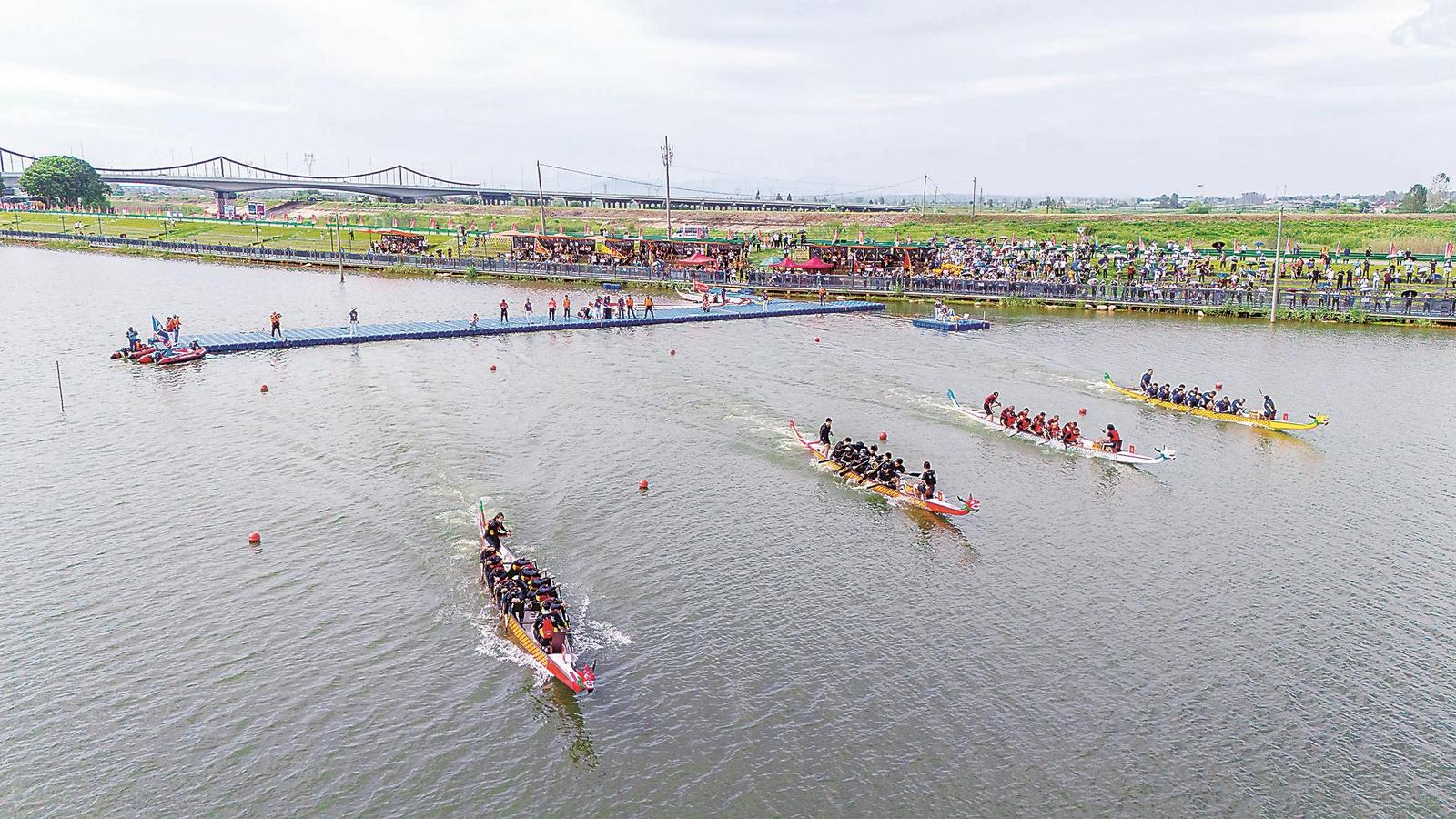 9月17日，第一届全国全民健身大赛（华东区）龙舟赛暨2024“中国·皖美山水”龙舟赛·铜陵大通古镇站比赛开赛。