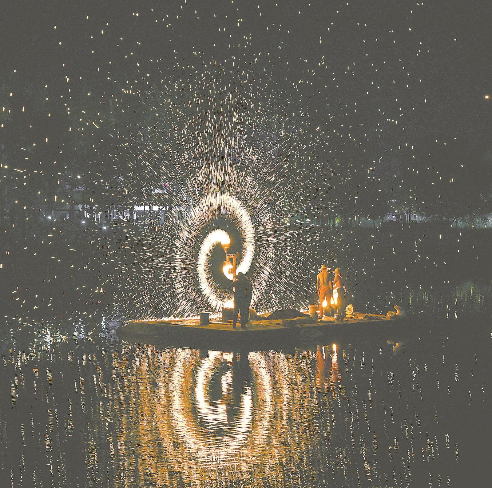 9月16日，砀山县梨小萌欢乐梨园景区举行非遗打铁花表演，喜迎中秋佳节。崔 猛 摄