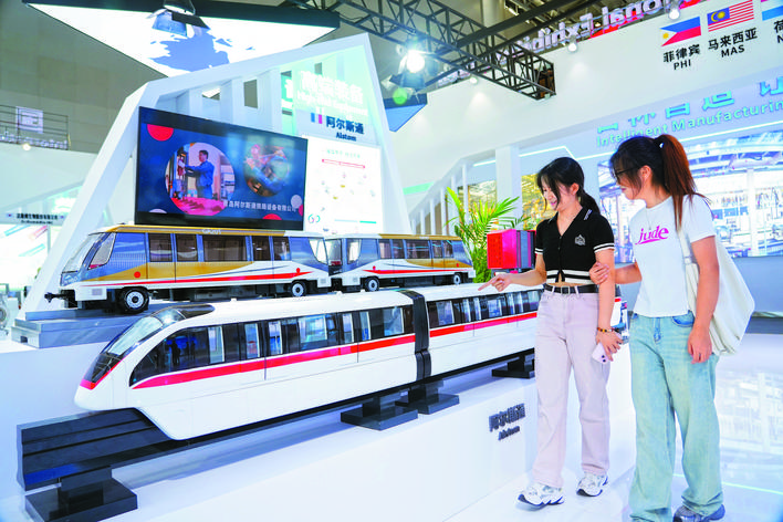 9月19日，观众正在参观法国阿尔斯通的轨道列车模型。