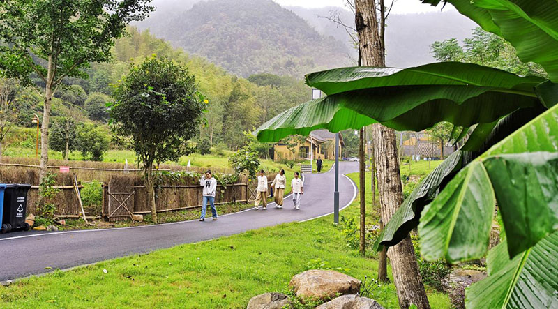 金寨县油坊店乡何冲村春山柳遇民宿，吸引不少游客前来游玩打卡。金寨县委宣传部供图