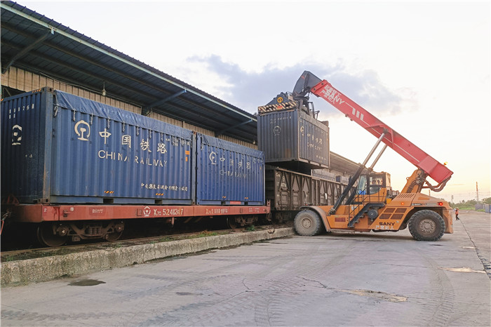 集装箱正面起重机将装满小麦的集装箱放置到班列之上。杨灵灵摄