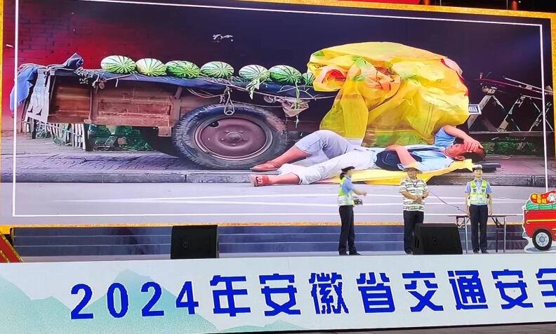 交通安全宣传小品《老王卖瓜》。王友唐摄