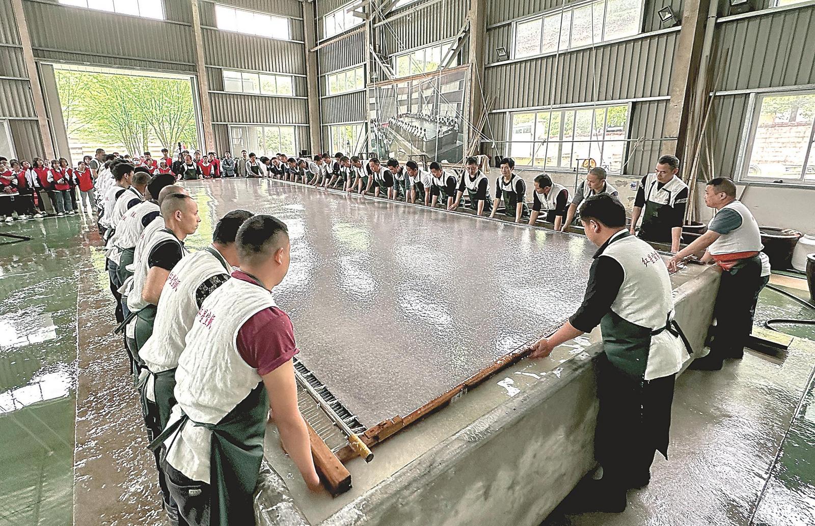 泾县榔桥镇中国宣纸文化园里，工匠在制作宣纸。本报记者 程 兆 摄