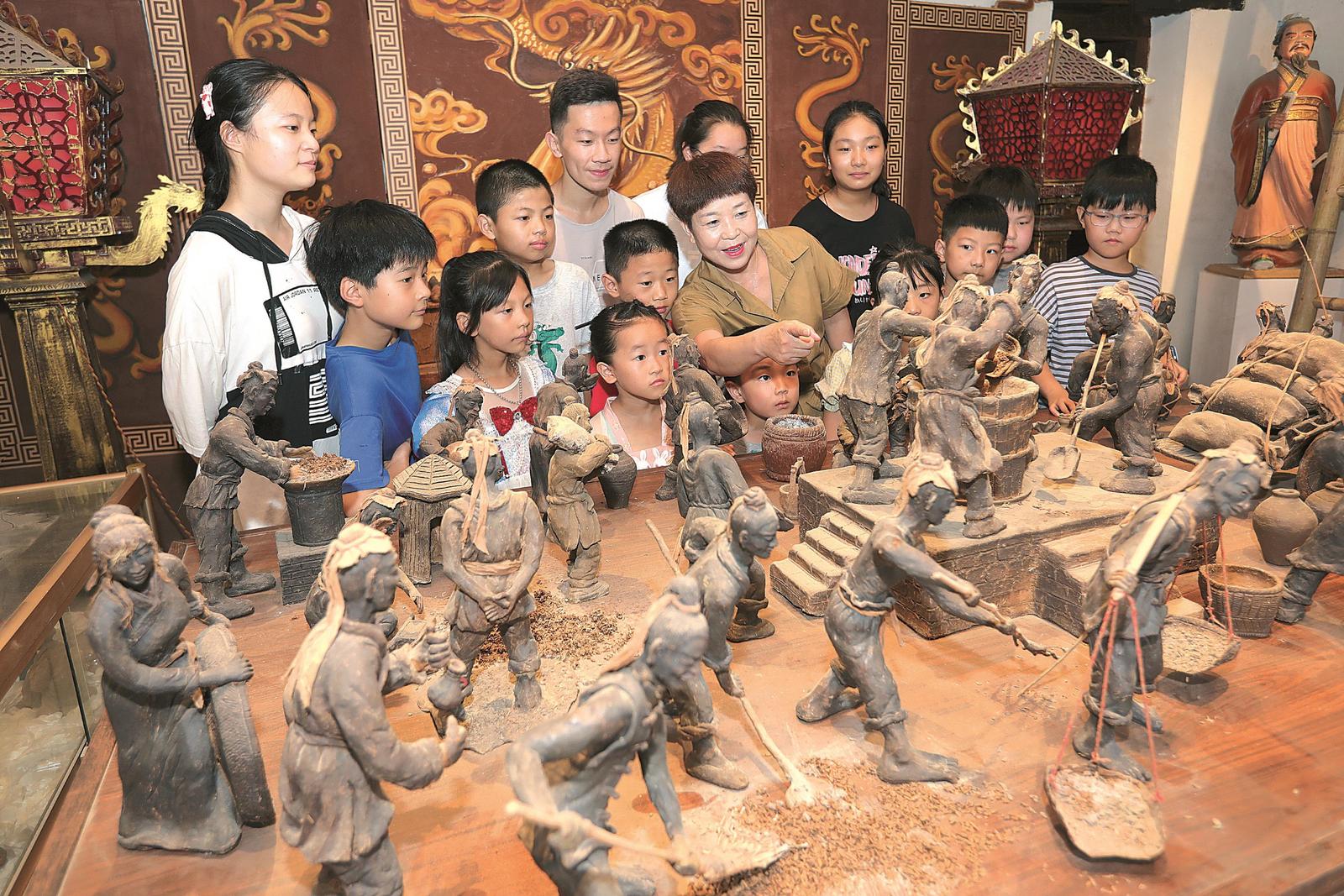 小朋友走进省级非遗淮北泥塑文化传承基地，了解淮北泥塑文化历史，感受传统非遗魅力。万善朝 摄