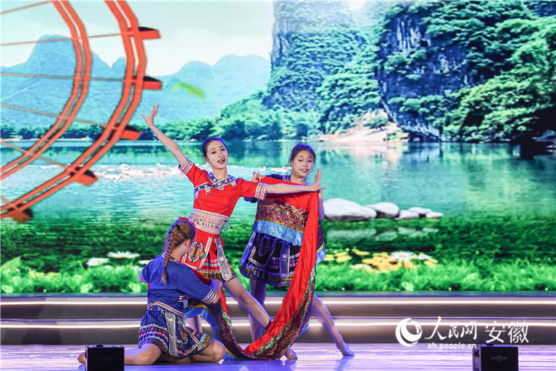 三人舞《织嫁》。人民网记者 张俊摄