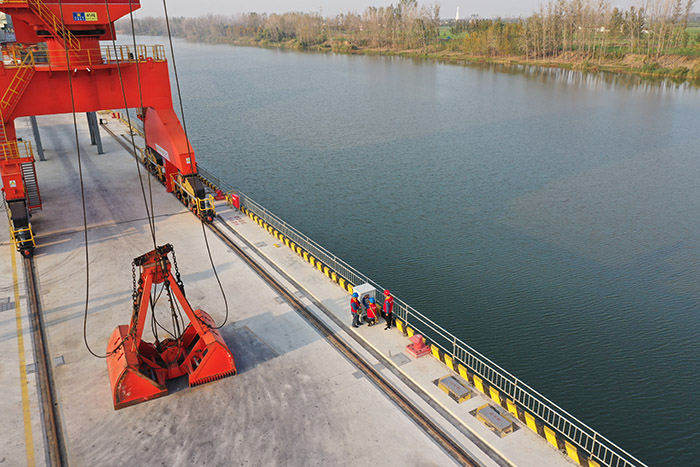 工作人员正在对港口的岸电设备进行安全巡检。涡阳供电供图