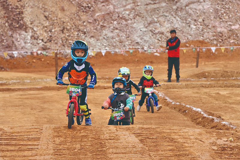 儿童滑步车比赛