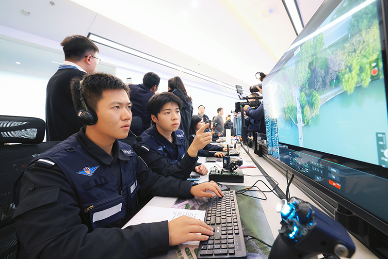 接线员正在查看实时监控。李斌摄