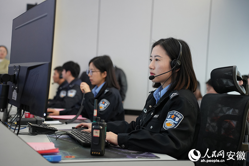 接线员正在处理警情。人民网记者 王锐摄