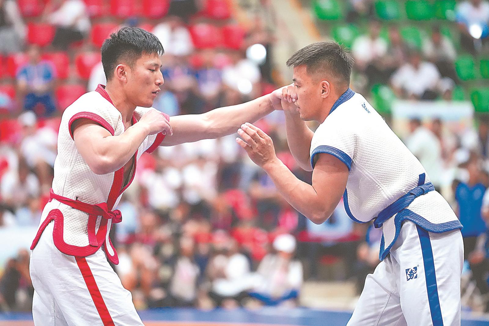 刘潇扬（左）在决赛中。本报记者 范柏文 摄