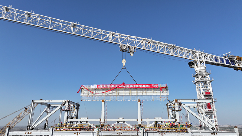 吊装现场。周振龙摄