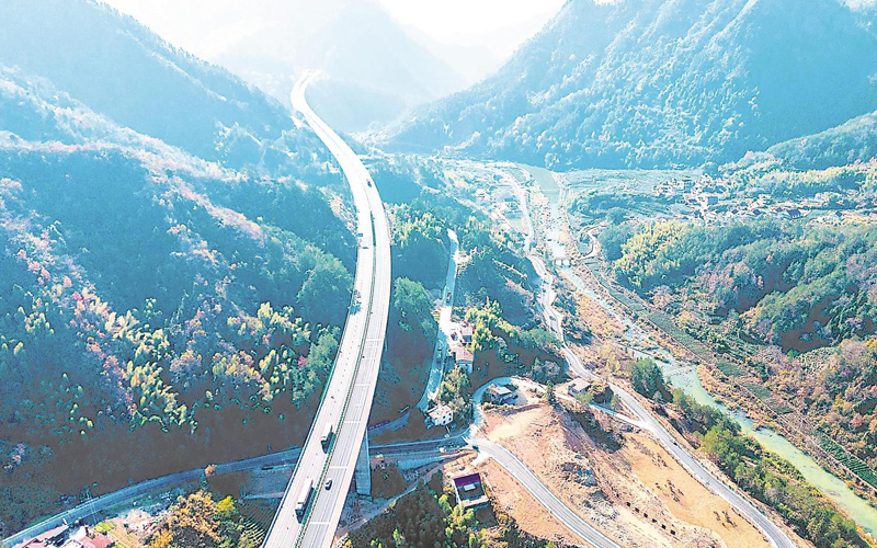 岳西县响肠镇无愁村,车辆行驶在济广高速和新拓宽改造的乡村道路上。熊凤霞摄