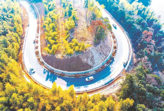 芜湖市繁昌区峨山镇东岛村,车辆行驶在平峨公路上。肖本祥摄