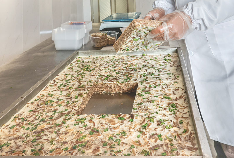 待羊糕完全凝固后切块取出。