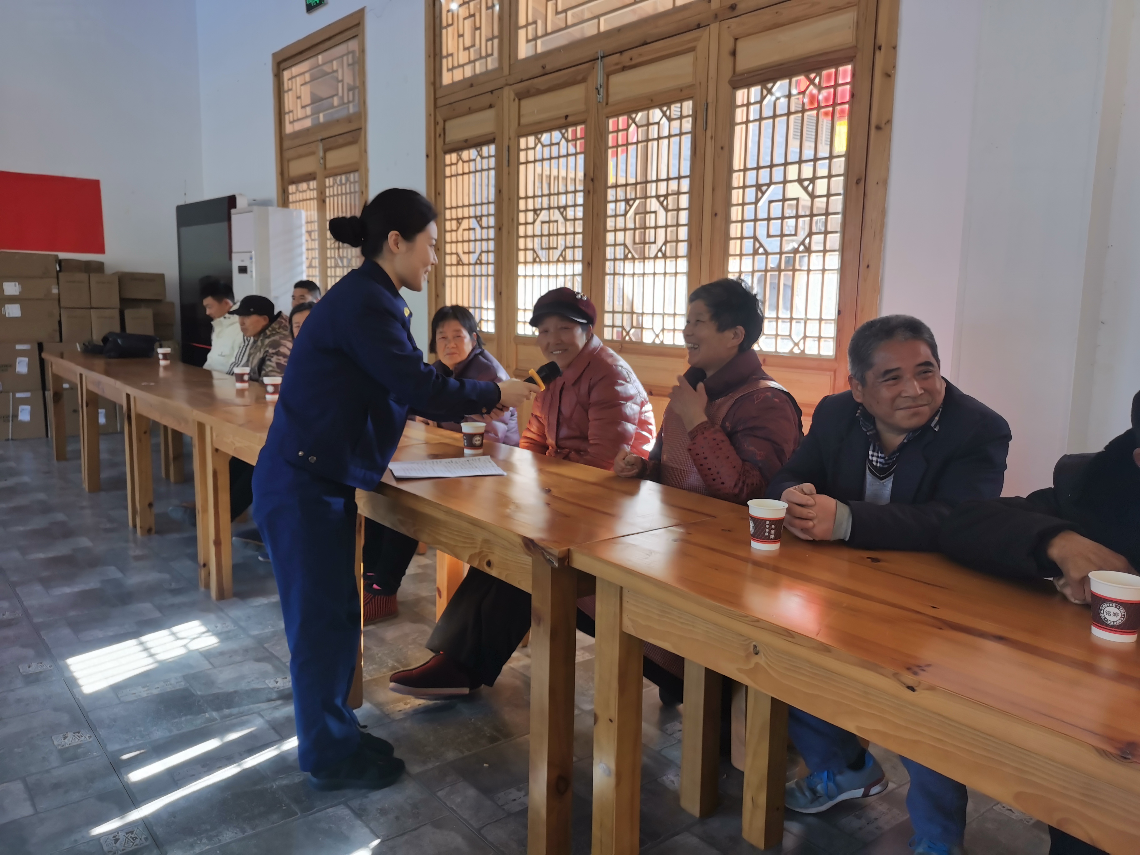 活动现场，消防员与村民进行互动。人民网 胡雨松摄