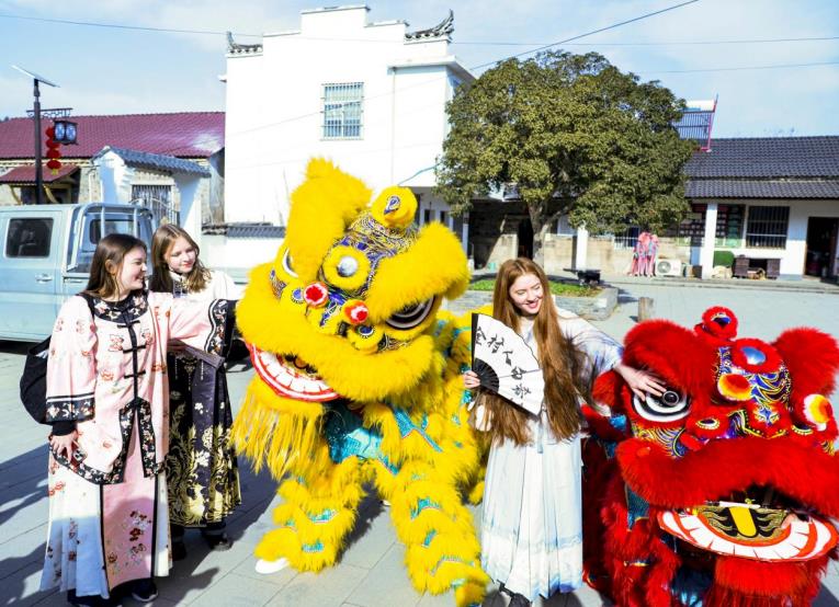 留学生近距离感受舞狮表演。