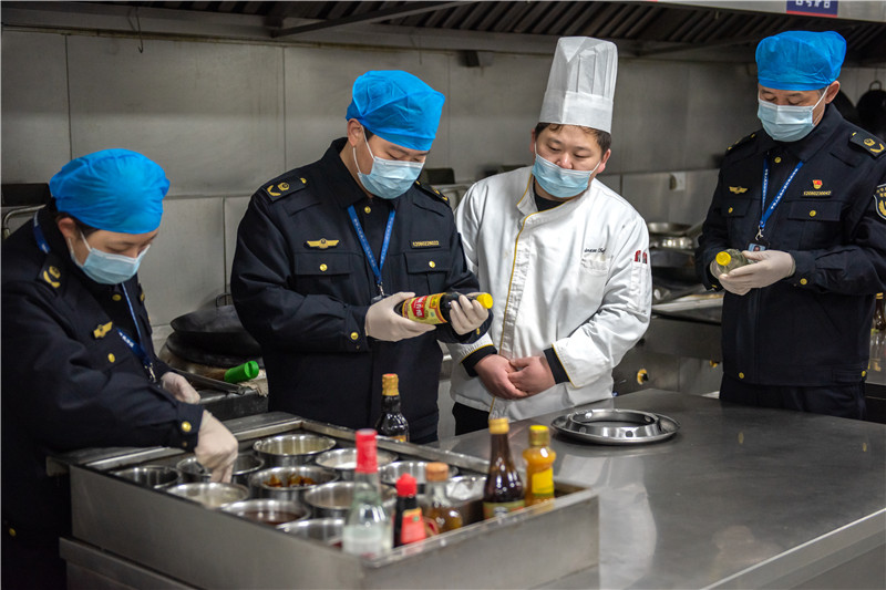 来安县市场监督管理局开展“年夜饭”专项检查行动。