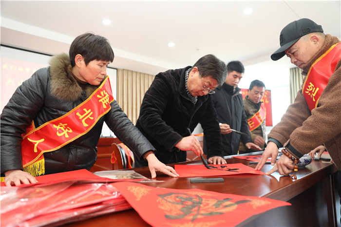 淮北市书法名家为道德模范和“身边好人”书写春联。杜磊摄