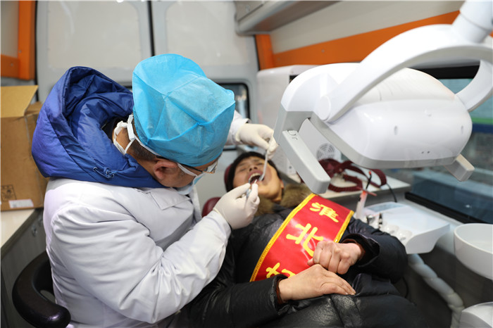 淮北市人民医院口腔科医生为道德模范和“身边好人”口腔检查。杜磊摄