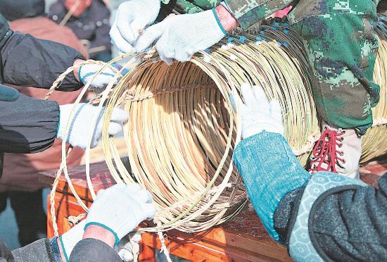 1月7日，肥东县包公镇大邵村村民一起扎制洋蛇灯蛇身。