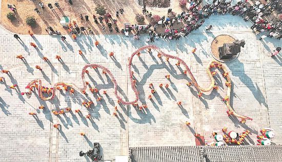  1月22日，肥东县包公镇包公故里文化园，一条全长约128米的洋蛇灯由百余人共同表演，宛如一条真正的巨蛇在空中游动。