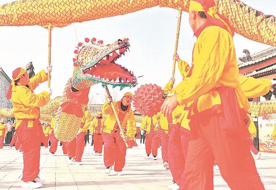 1月22日，肥东县包公镇包公故里文化园，灯队队员们舞动洋蛇灯上下翻飞。