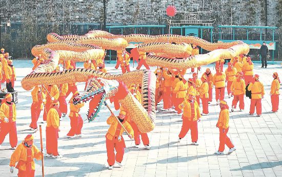 为提升白天演出效果，村民们在蛇身上蒙上黄布。