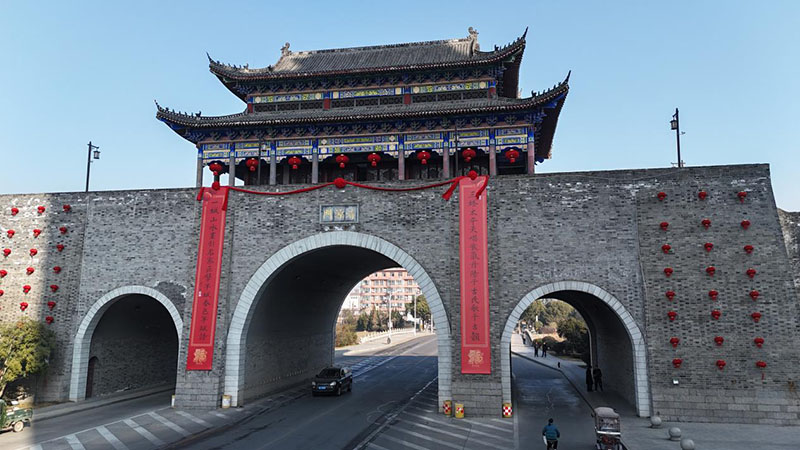 巨幅春联亮相当涂县清源门。