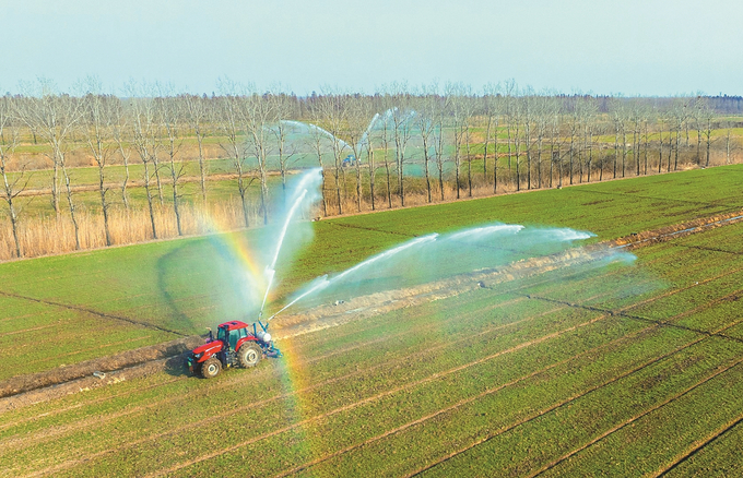 为缓解旱情，泗洪县龙集镇种粮大户用大型机械对麦田进行灌溉作业。张连华 摄