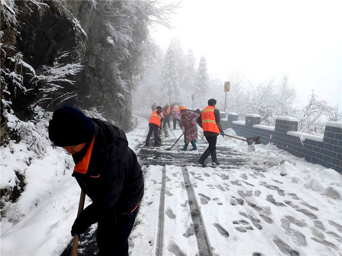 清理积雪。
