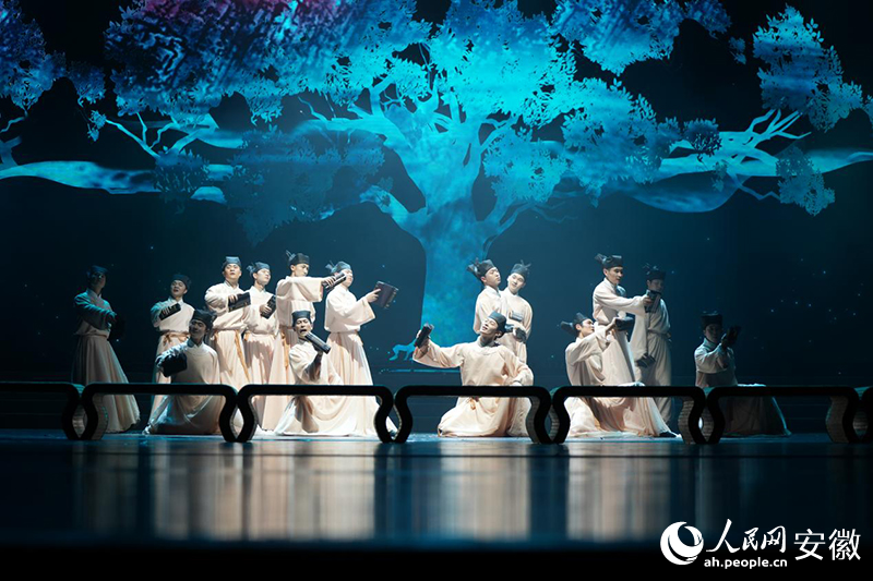 舞蹈《先生你好》。人民网记者 王锐摄