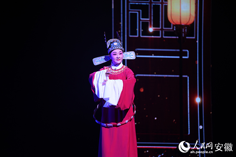黄梅戏演唱。 人民网记者 王锐摄