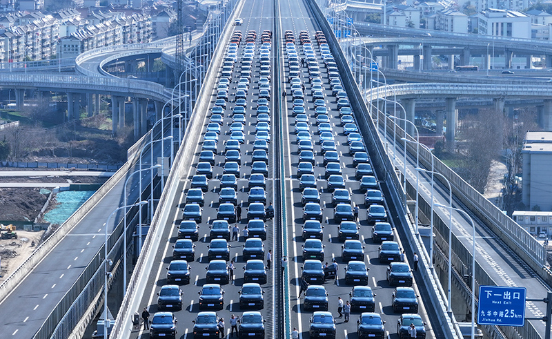 整装待发过大江。刘俊才摄