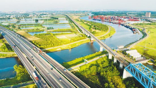 南淝河合肥港流域，河道与高铁、高速公路立交构成城市立体大交通。 王华光 摄