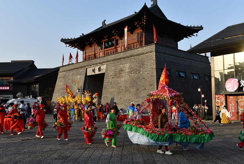 撮街城楼下的民俗表演。