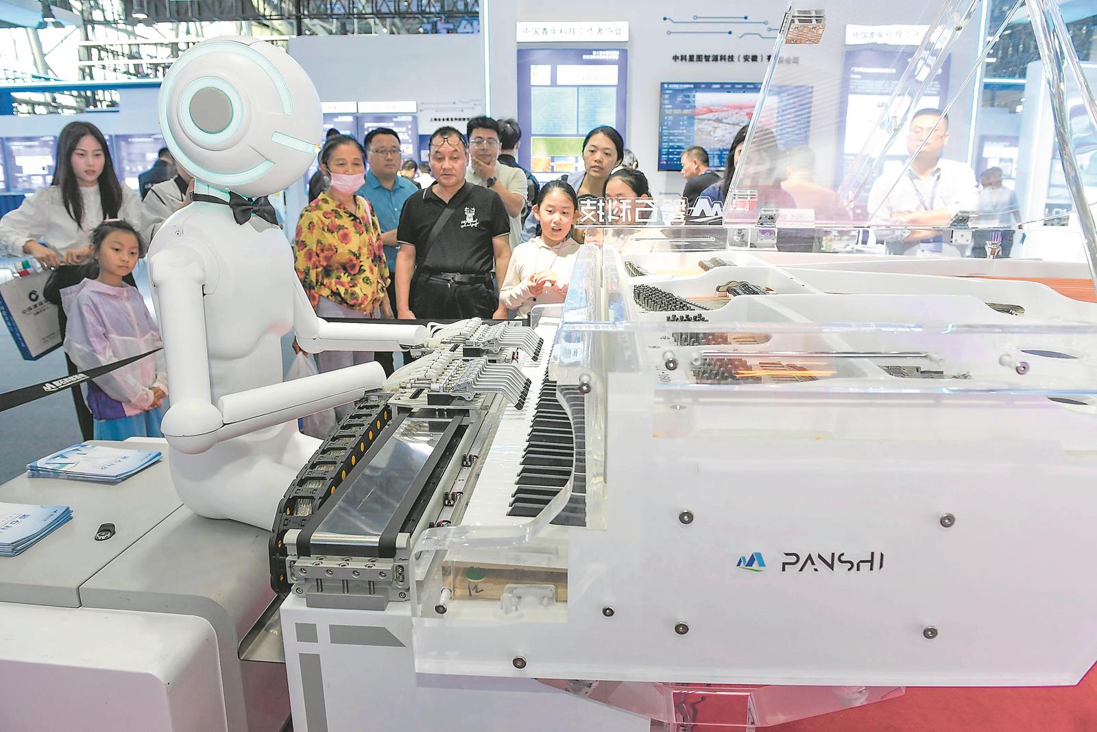 4月26日，观众观看合肥磐石智能科技股份有限公司展出的弹钢琴机器人。
