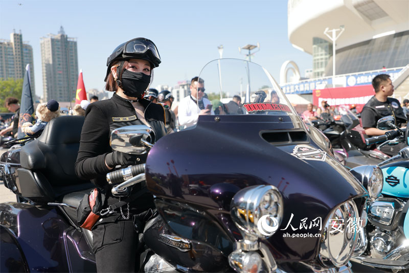 现场机车骑士整装待发。 人民网记者 王晓飞摄