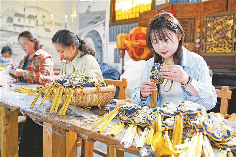 马庄村村民在制作香包。 本报记者 刘冰 摄