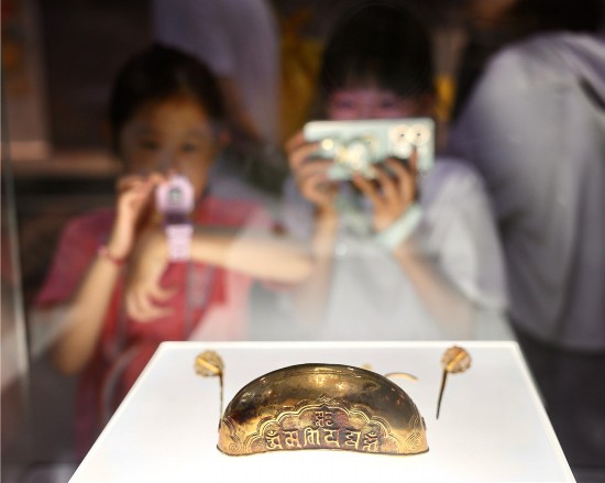 5月2日，小游客打卡安徽省凤阳县博物馆馆藏文物。