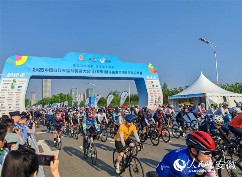 环巢湖全国自行车公开赛。人民网 丁纪摄
