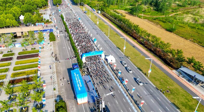 骑行出发。环巢湖自行车公开赛组委会供图