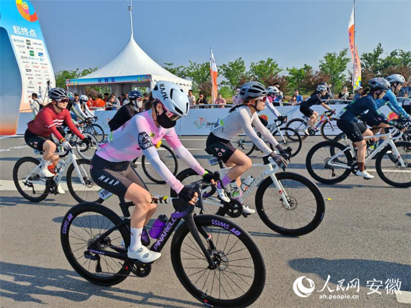 女子组选手开赛。人民网 丁纪摄