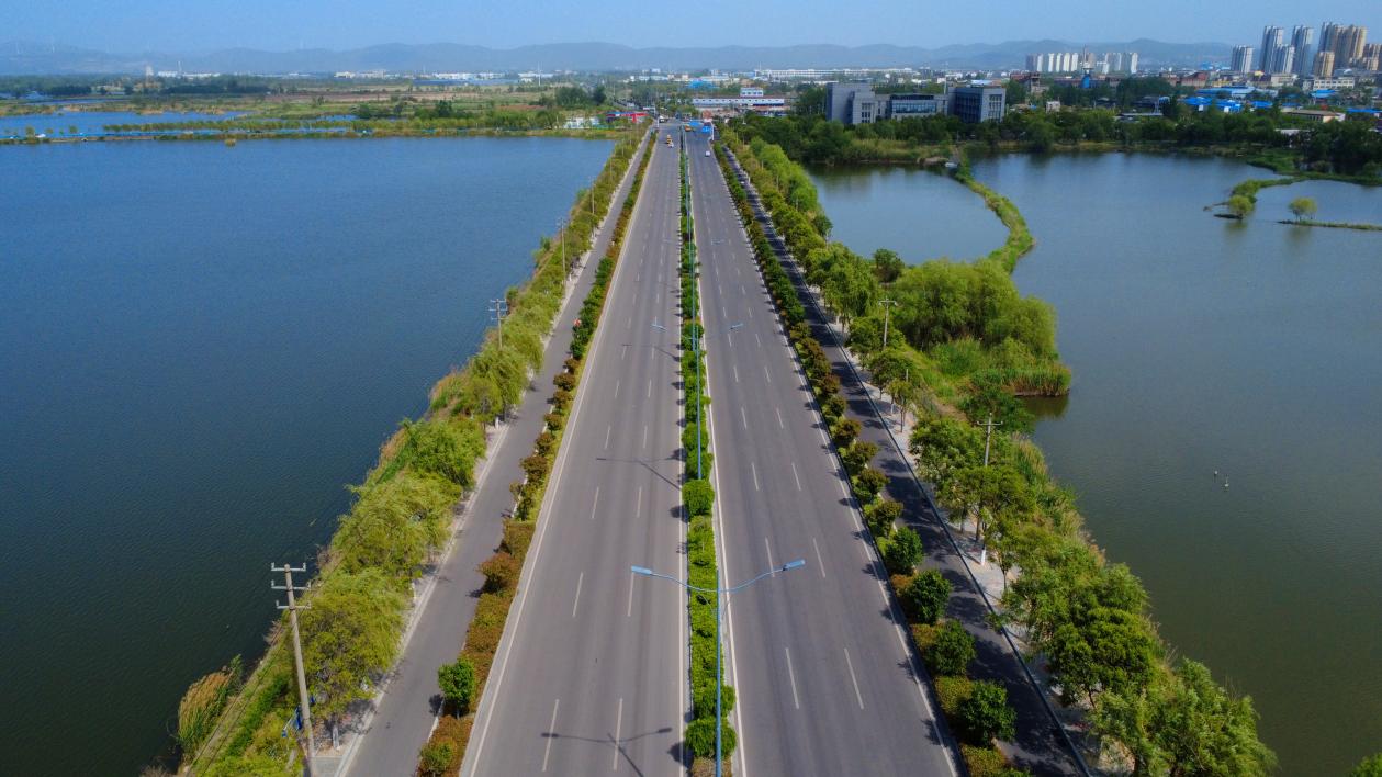 “四好农村路”串起乡村发展新景图。